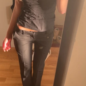 Kostymbyxor bikbok  - Säljer dessa så snygga lågmidjade kostymbyxor från Bikbok i modellen Vera😊💕