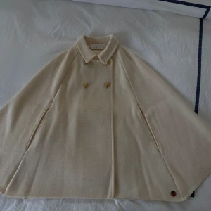 Busnel cape - Busnel cape i vit 