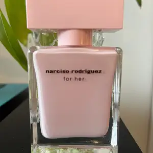 Parfym från Narciso Rodriguez, For Her EdP 30 ml  Köpt i aug 2023  Använt sparsamt, ca 80% kvar  Säljer p g a att jag har hittat en annan favorit bland Narciso-parfymerna 