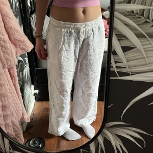 Vita linnebyxor  - Köpte på Cubus för 500 kr och säljer för 250. Använt fåtal gånger 💕Säljer då de är lite för stora för mig 🎀Jag är 175 cm och de passar perfekt i längden men passar även om man är lite kortare eller lite längre 💕de funkar utmärkt att stryka 👌🏼