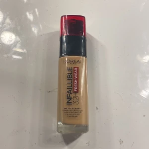 foundation  - Jag säljer denna jätte bra foundation! Använd 2 gånger men var inte riktigt min färg! FÄRGEN ÄR 260🥰 