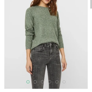 Stickad tröja - VERO MODA - En stickad tröja från VERO MODA i mycket bra skick. Skönt material och superfin grön färg💚