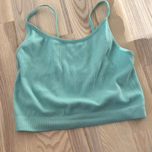  Blå topp  -  Jättefin blå topp  Från New yorker Storlek står inte på lappen för den är borta men vet att storlek är XS