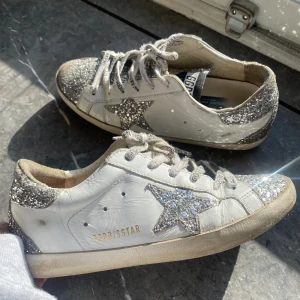 Golden goose skor - Supersnygga Golden goose skor, äkta! Säljer då de tyvärr är för stora för mig. Väl använda därav priset, pris kan diskuteras vid snabbt köp💞