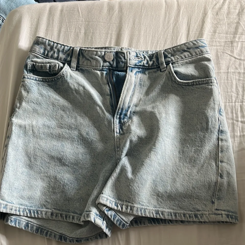 Säljer nu mina shorts från Detroit i storlek 164. De är sparsamt använda och i väldigt fint skick, perfekta nu inför sommaren!. Shorts.