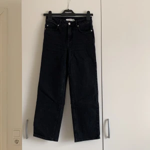 Svarta Carin Wester jeans - Endast använda 1-2 gånger. Carin Wester. Modell: Elle. Storlek 34.