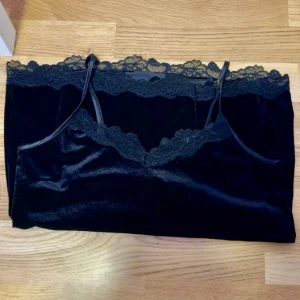 Svart linne  - En svart linne med en fågel och blommor