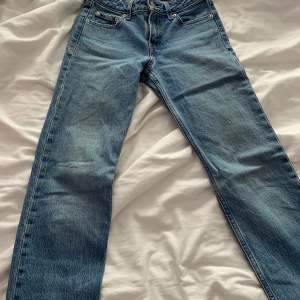 säljer mina ur snygga Levis jeans då de är för korta för mig tyvärr. storlek 24/32, modellen är low arrow. sparsamt använda och inga defekter💘 nypris 1300kr