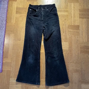 Svarta manchester byxor - Fleard manchester byxor! De är helt klart i använt skick men har inga hål eller så! Har bytt ut dragkedjan i gylfen så att den funkar:) pris kan diskuteras 