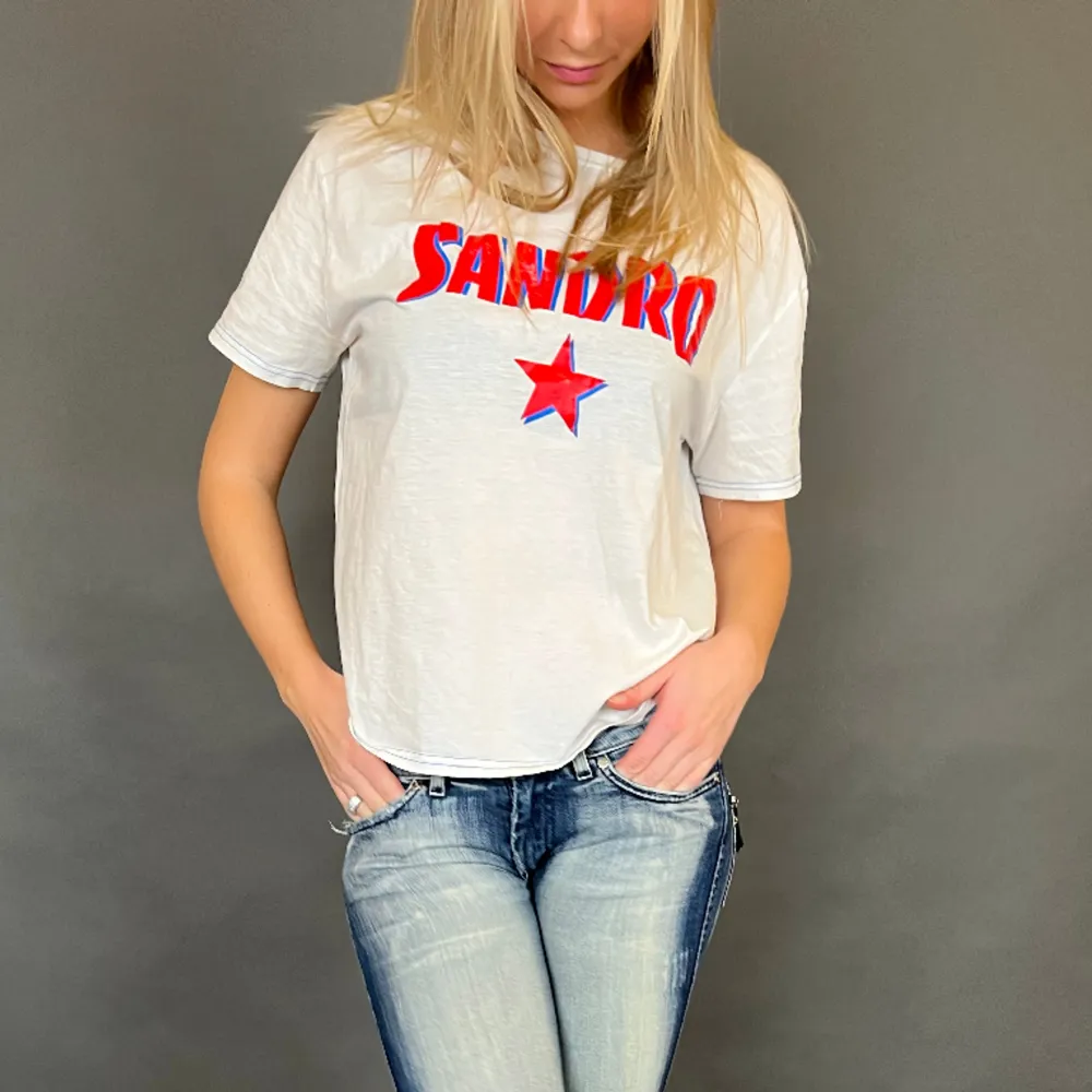 Superfin tshirt ifrån sandro, frakt tillkommer 💕. T-shirts.