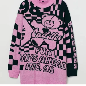 Gullig tröja - Gullig rosa tröja med motiv 🎀🧸 Den är någorlunda nopprig men ändå fortfarande i okej skick 🫶 Oversized storlek så passar även L <3