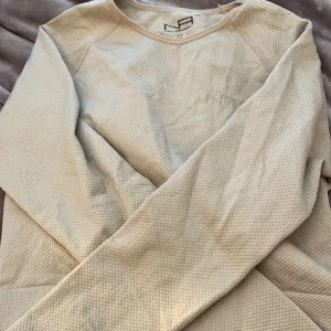 Träningströja lång - Säljer denna tränings tröjan aldrig använd. Den är i jätte fint skick. Den är i ett hårt material men det skön