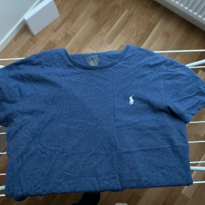 Ralph lauren T-shirt - Tisha från Ralph Lauren. Rynklig pga legat i låda ett tag. Fint skick annars!