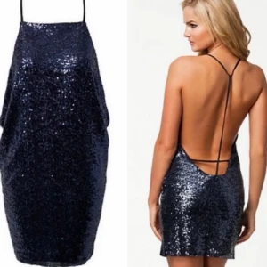 Rebecca Stella paljettklänning  - En så cool paljettklänning från Rebecca Stellas kollektion för Nelly. Perfekt till nyår eller annan fest 🥳🕺🪩 Marinblåa paljetter och nästan aldrig använd! 