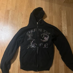 Aim for the moon kofta - Fin rhinestone hoodie. Några rhinestones har lossnat men inget man märker. 