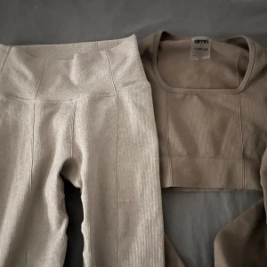 Aimn träningsett - Superfina träningskläder från aimn i nytt skick, man får settet med ”beige luxe seamless tights” och ”espresso luxe seamless crop topp long sleeve” köpt nytt för 700kr💕