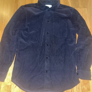 Overshirt manchester - Jag säljer min overshirt från these glory days för att den inte passar längre. Skick: 10/10 nypris: 900