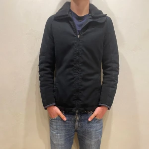 Moncler Jacka  - Hej! Säljer nu min jacka från märket moncler i storlek M dam. Jackan är i fint skick, tveka inte på att höra av dig om du har frågor eller funderingar kring jackan! 