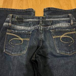 Snygga baggy jeans från märket Take Two. Vintage. Midjan: 38cm Längd: 97cm. Passar bra på mig som är 162. Passar strl S-M💓