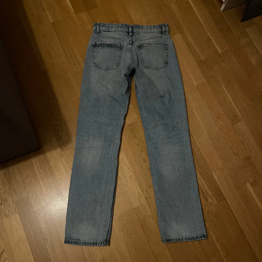 Säljer dessa jättefina lågmidjade jeans från Zara då de är för små för mig. Använd max 2 gånger och i fint skick, ej uttöjda. Storlek 34. Köpare står för frakt, kan mötas upp.. Jeans & Byxor.