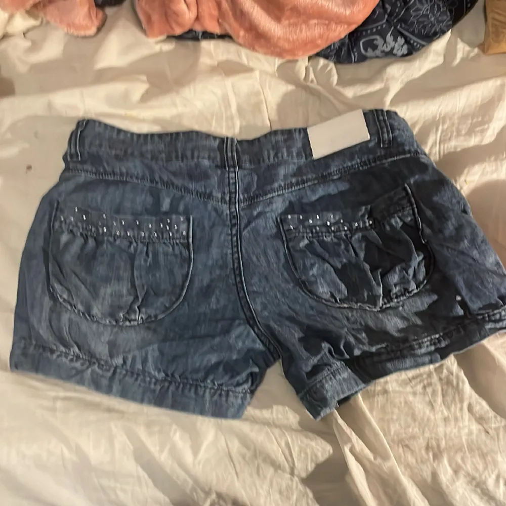 Säljer för dom är för stora , är från märket ”jovial to be come fashionable” köpte dom på sekond hand men är otroligt bra skick och personligen aldrig andvänt, pris kan diskuteras . Shorts.