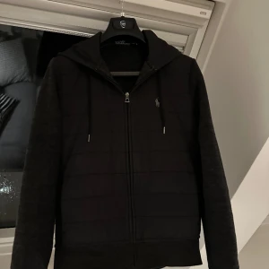 polo ralph lauren cardigan  - tjena, säljer nu min polo ralph cardigan som passar dig som är runt 168-175cm, den har inga defekter alls och är precis som nyskick, den är i färg grå och svart, köptes för 3200kr på farfetch i september👏🏽🙌🏽