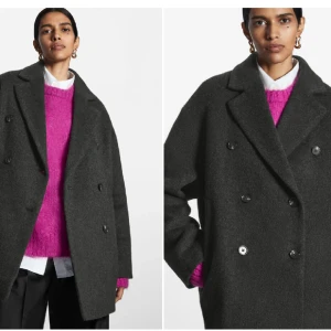 Kappa från Cos - Double-Breasted Short Wool-Blend Coat från Cos. Köpt vintern 2022 men endast använd ett fåtal gånger. Skicket är som nytt. Den är oversized i modellen.   Storlek: XXS  Material: Yttertyg: 40% ull, 31% lyocell, 27% polyamid, 1% akryl, 1% polyester. 