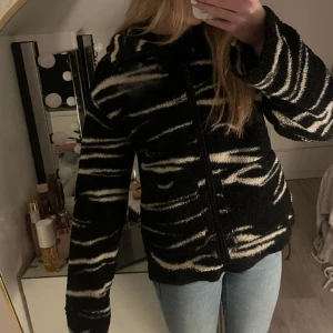 Teddy jacka hm  - Säljer denna helt oanvända teddy jackan ifrån hm💕