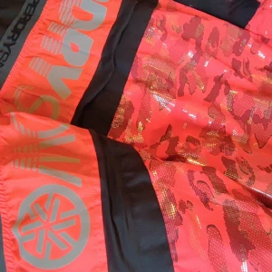 Superdry vinterjacka strlk L  - Knappt använd vinterjacka från Superdry snow. Liten i storleken är en liten L  Nypris 2995 kr  Säljer den för 1200  Finns i Göteborg 