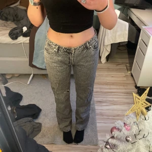 Lågmidjade jeans från New yorker - Skit snygga lågmidjade jeans från New yorker som knappt är använda. Storlek M men passar mig som i vanliga fall har S i byxor.