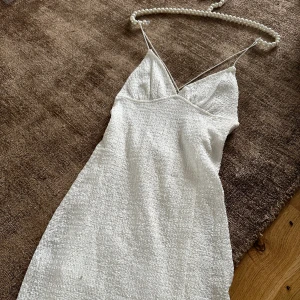 Klänning - Vit super vacker klänning perfekt till sommar, skolavslutning, utomlands osv. Helt ny med lappen kvar köp via ”köp nu” dirket