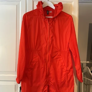 Regnjacka  - Röd regnjacka från H&M i storlek Xs. Nyskick!