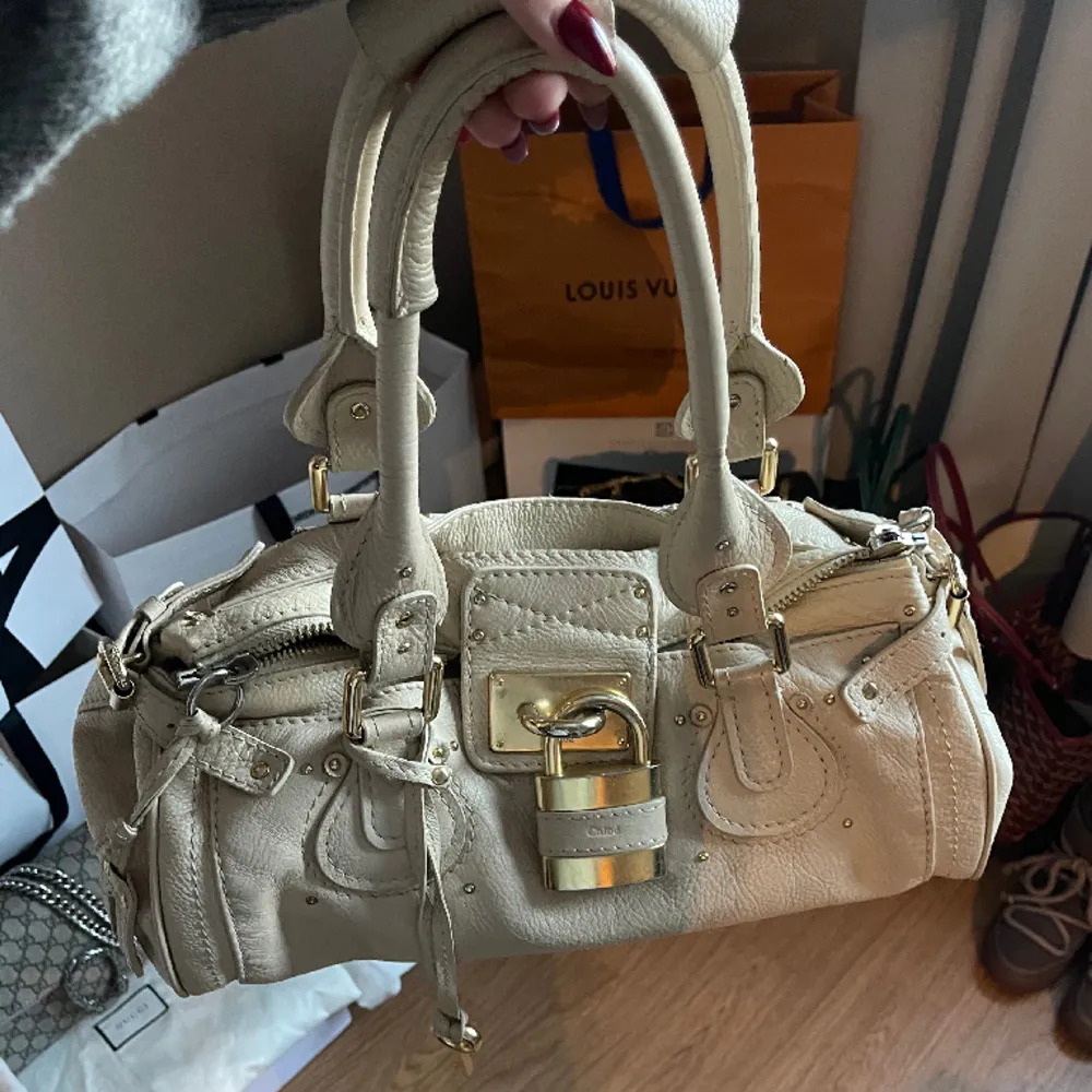 Säljer nu min otroligt fina Chloé Paddington väska i en beige färg! Skicket är jättebra och jag knappt använt den💓. Väskor.