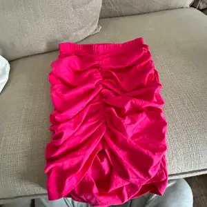 En rosa shrunch kjol som jag säljer då färgen inte riktigt är min stil. Den är aldrig använd