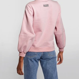 Ganni sweatshirt  - Säljer denna ljusrosa tjocktröja från ganni, då den inte kommit till användning. Endast använd fåtal gånger, fint skick. 