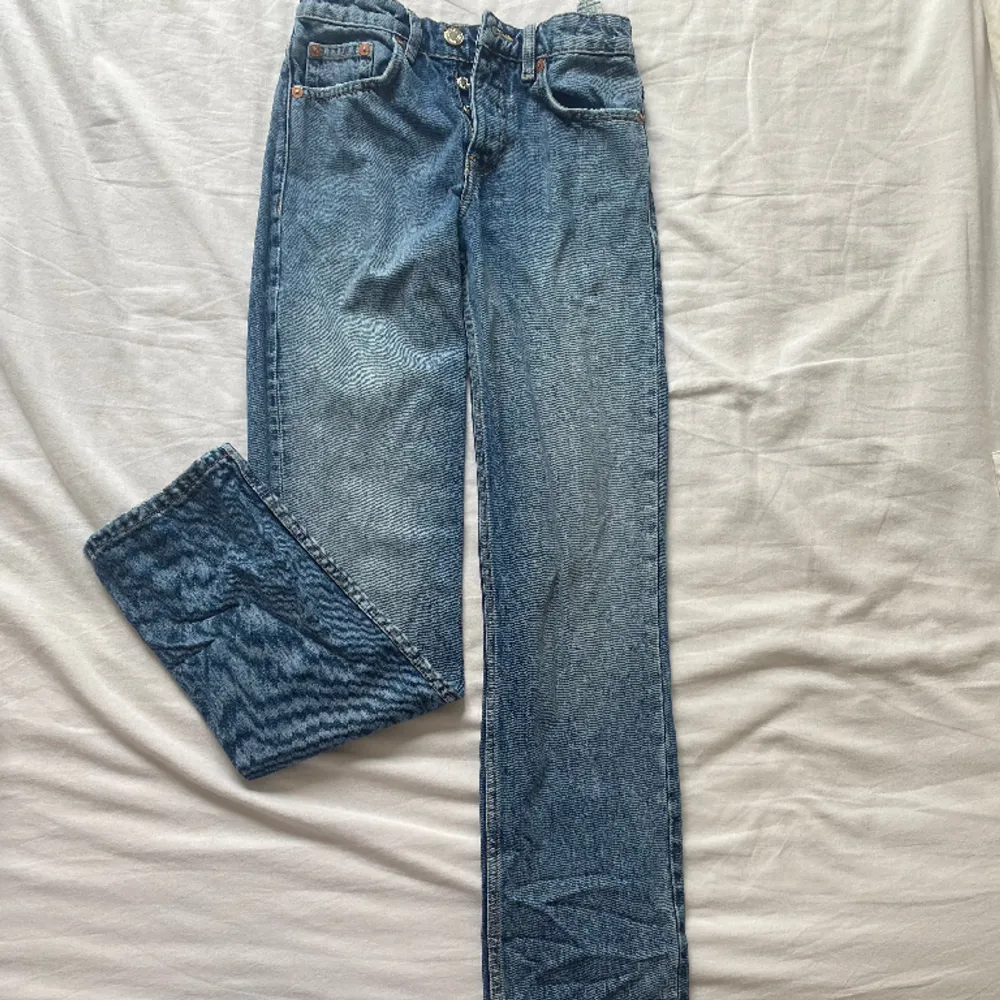 Säljer nu zara populära mid rise straight jeans i blå. En gamal modell som inte finns att köpa längre.   Använda några få gånger men i väldigt väldigt bra skick fortfarande. (Sickar mer bilder om så önskas) ☺️  Ps: pris kan diskuteras vid snabb affär. Jeans & Byxor.