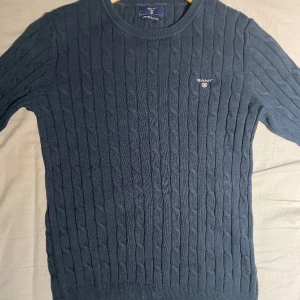 Kabelstickad gant - • Kabelstickad ganttröja • Storlek S • Marinblå • Fint skick