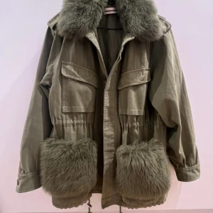 Custommade jacka grön  - Säljer min fina populära custommade jacka grön i storlek S