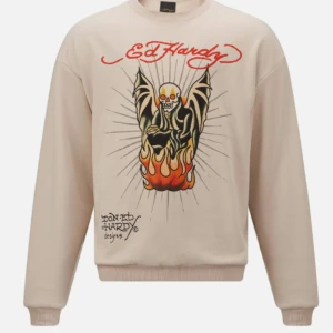 ED HARDY tröja FLAMING DEVIL - Säljer den då jag inte vill ha den  Storlek M men jag har ca xs-s så overzised blir den    Inga fläckar eller hål   pris är diskuterbart 150kr vill bli av med den därav priset Fler bilder går att ordna💕 kan tänka mig att byta den mot något🙋🏼‍♀️💕