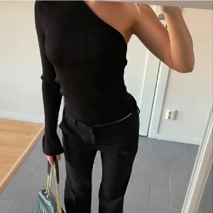One shoulder top - Svart one shoulder top från NA-KD i väldigt bra skick 💕