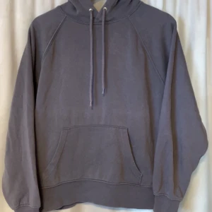 Hoodie  - Mörkgrå basic hoodie från H&M