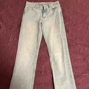 Ljusblåa jeans från zara, slits längst ner och är använda få gånger så de är som nya. Säljs inte längre 