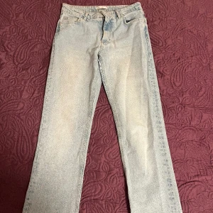Jeans zara  - Ljusblåa jeans från zara, slits längst ner och är använda få gånger så de är som nya. Säljs inte längre 