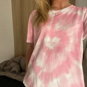 Cool tshirt - Säljer denna coola valentino tshirt som ja köpt på arkivet. 