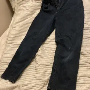 Ett par fina baggy jeans från märket neuw är osäker på storlek