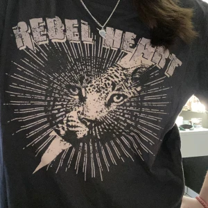 Unik tröja - Super skick den är ljusare svart