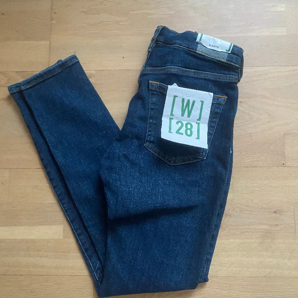 Helt nya och snygga jeans med lappar kvar, ny pris 799kr, i storleken 28/30, hör av er vid funderingar😀. Jeans & Byxor.
