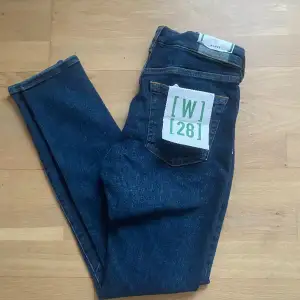 Helt nya och snygga jeans med lappar kvar, ny pris 799kr, i storleken 28/30, hör av er vid funderingar😀