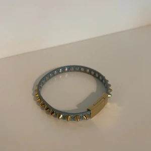 Nitarmband Edblad  - Så snyggt ljusblått/guld nitarmband från Edblad!💘Köpt för 500kr