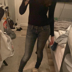 Tiger of Sweden low jeans - Ett par low jeans från tiger of Sweden, väldigt fina och i bra skick.